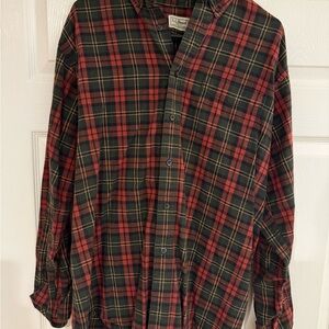 L.L. Bean Men's Red and Green Plaid Button Down Shirt/Flannel
